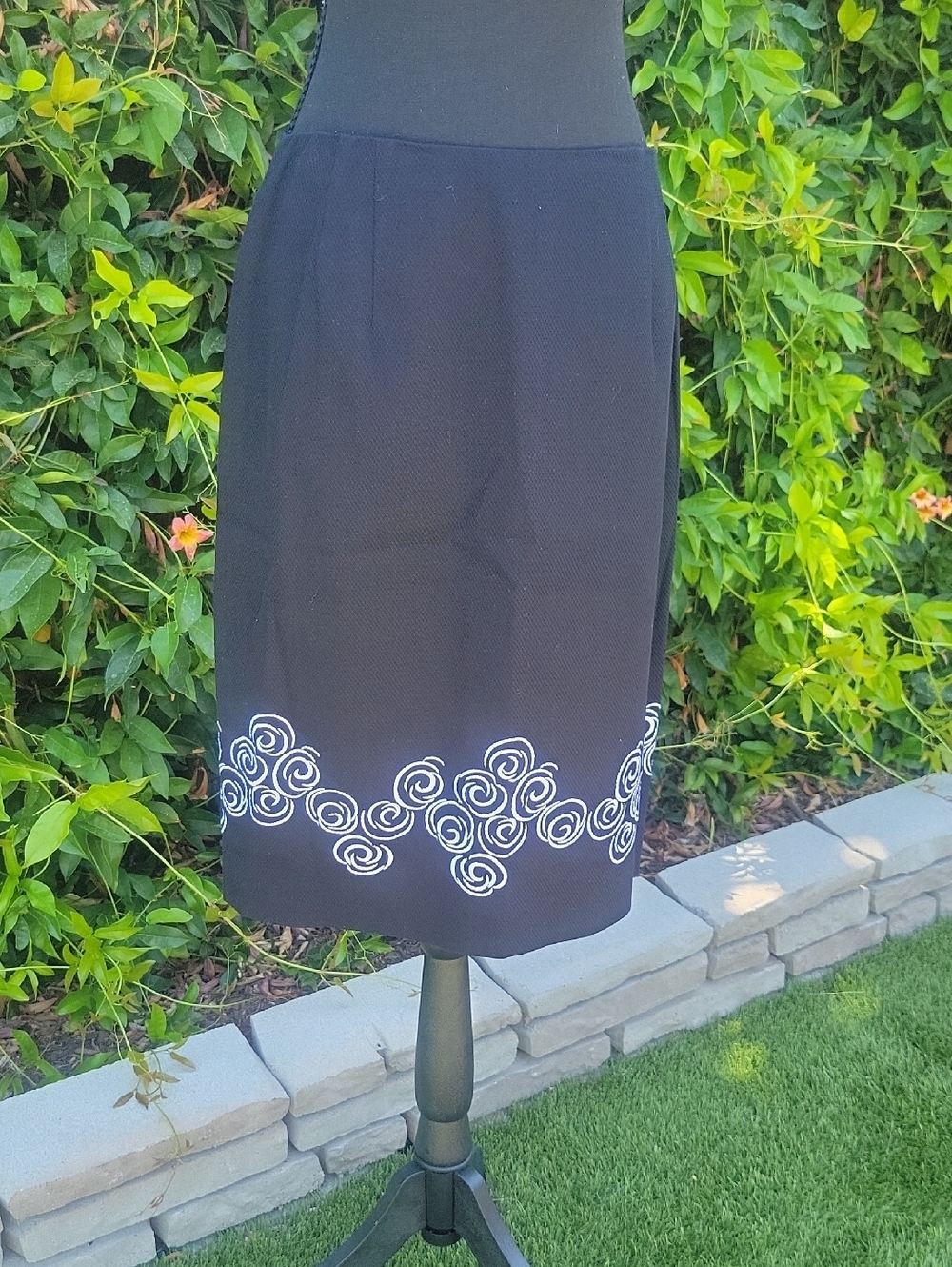 Jones New York Black Pencil Skirt with White Swirl Embroidered Pattern 8
